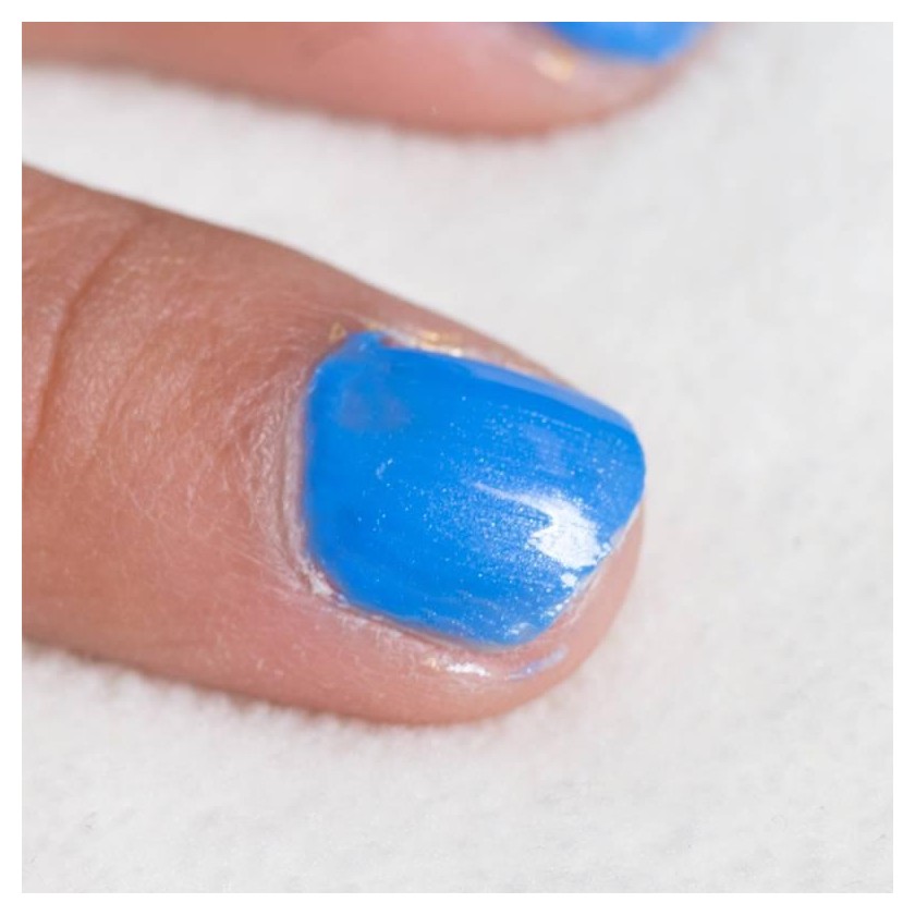 Vernis à ongles bleu ciel 